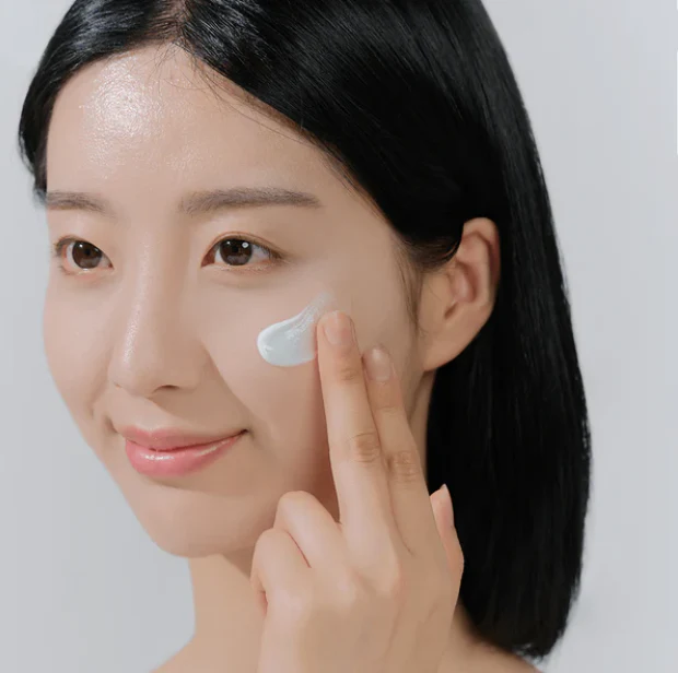 SKIN1004 MADAGASCAR CENTELLA HYALU-CICA WATER-FIT SUN SERUM SPF 50 - 50ML | سكين1004 واقي شمسي بقوام مائي SPF5- - 50 مل - الصورة 3